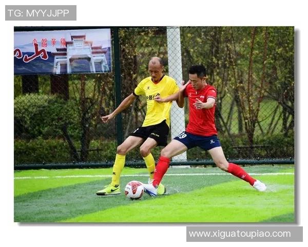 戴红帽子的足球球星英姿飒爽 展现独特魅力与风采